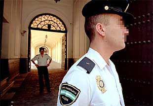 Policías adscritos a la Junta vigilan la sede de la Presidencia.
