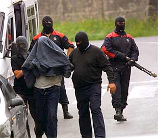 La Ertzaintza detiene en Guipúzcoa a ocho etarras con 160 kilos de dinamita