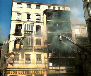 Un incendio arrasa un edificio en pleno centro de Málaga