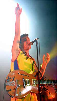 Manu Chao revoluciona Bilbao con su arrolladora carga de mestizos