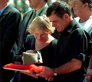 Los padres de Javier del Castillo recogen la condecoración, la bandera y el gorrillo de su hijo.