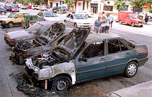 Dos de los vehículos siniestrados ayer de madrugada en la calle Ramiro de Maeztu de Valencia.