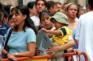 Cola de inmigrantes,  ayer, ante la Delegación del Gobierno en Valencia.