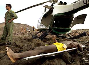 Un helicóptero de la Guardia Civil rescata en la isla de Lobos el cadáver de uno de los inmigrantes ahogados.