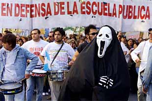 El presidente de Argentina anuncia un referéndum sobre el recorte de gastos