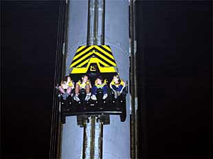 Un grupo de visitantes del Parque de Atracciones, colgados en  La Lanzadera  por el corte de luz.