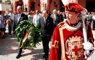Manuel Chaves y el alcalde de Almería, Santiago Martínez Cabrejas, en el acto de homenaje a Los Coloraos de ayer.