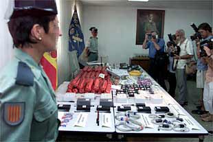 Material incautado por la Guardia Civil a los etarras del    comando Barcelona  detenidos ayer.