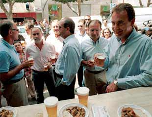 Zapatero, a la derecha, junto a otros dirigentes socialistas en la feria de Almería.