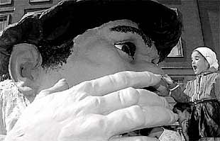 Una niña se divierte con el Gargantúa.