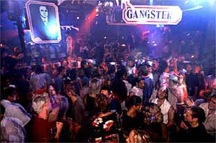 La música y la iconografía internacional de la marca Ibiza son reclamos de un turismo que ignora que la isla se llama también Eivissa.