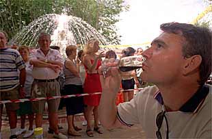 Un aficionado al vino disfruta de una copa en Navas del Rey.