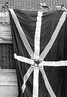 Momento en que los intrusos desplegaban la  ikurriña. 