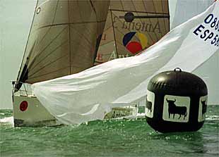 Los veleros doblan una boya en la bahía de Cádiz.