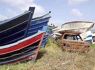 Pateras amontonadas en un depósito de San Roque.