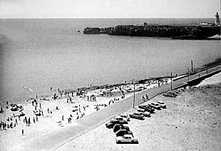 Una imagen de la Playa Chica de Tarifa (Cádiz) en los años 60.