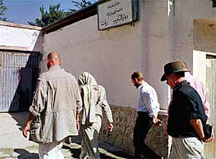 El equipo del CICR, a su llegada al centro donde están detenidos los ocho cooperantes occidentales.