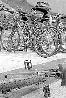 Un joven deja su bicicleta en la zona deportiva de Mendizorroza, en la capital alavesa.