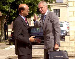 Mikel Legarda (izda.) saluda a Pedro Morenés en su encuentro en la academia Arkaute.