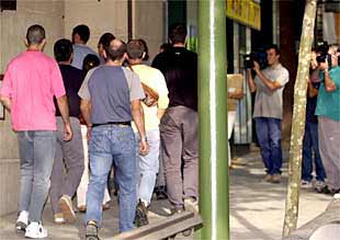 Los 31 miembros de Ekin, el supuesto  aparato político  de ETA, a su entrada en la Audiencia Nacional.