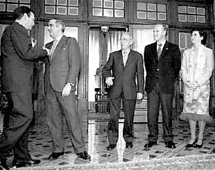El  lehendakari,  Juan José Ibarretxe, con los tres diputados generales y la    vicelehendakari. 