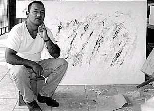 El pintor Aziz Ben Khay ante uno de sus cuadros.