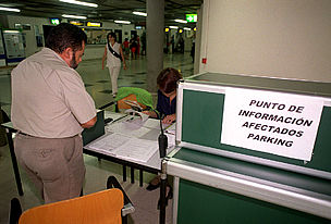 La oficina de atención abierta por AENA para los afectados por la explosión de Barajas.