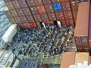 Los más de 400 refugiados afganos permanecen en alta mar.