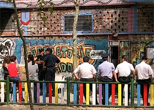 La policía desaloja por sorpresa y sin incidentes El Laboratorio, el centro 'okupa' más activo de Madrid