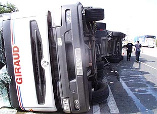 Gran atasco en la N-II al volcar un camión cargado de papel