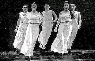 Aukeran actualiza en su nuevo montaje las tradiciones de la danza y la música vascas