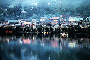 Los palafitos y la madera como material de construcción caracterizan el paisaje de Chiloé.
