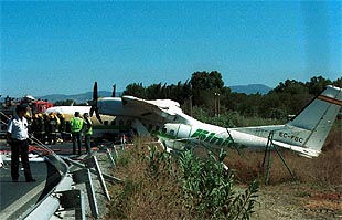 Estado en que quedó el avión que ayer se estrelló en las proximidades del aeropuerto de Málaga.