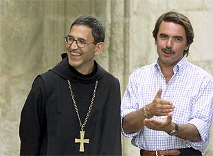 El abad del monasterio de Silos, Clemente Serna, con Aznar, a su llegada al monasterio.
