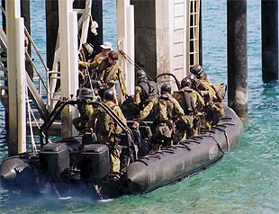 Tropas australianas abordan el barco noruego cargado de refugiados para echarle de su costa