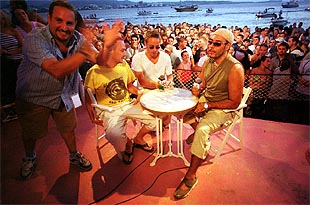 El    disc jockey  Roger Sánchez, a la derecha, sentado con dos presentadores de la MTV.