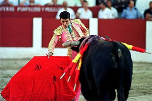 José Tomás en su primer toro.