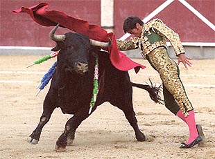 El Califa, durante la faena de muleta a su primer toro.