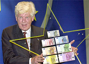   Europa ve por primera vez los billetes que cambiarán su vida económica    En la imagen, Duisenberg, con los nuevos billetes de euro, ayer en Francfort.(EPA)  - Tema:  La nueva Europa  - Gráfico:  El euro  