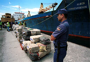 Los fardos apilados contienen los 4.500 kilos de cocacína desembarcados ayer en Tenerife.