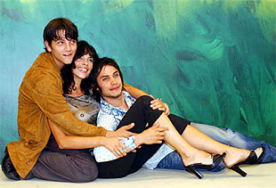 Diego Luna, Maribel Verdú y Gael García Bernal, durante la presentación en Venecia de    Y tu mamá también,  de Alfonso Cuarón.
