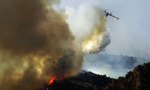 El fuego arrasa el monte de Xert por tercer día consecutivo pese al abundante despliegue de efectivos