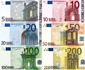 De izquierda a derecha y de arriba abajo, reproducción de los billetes de 5, 10, 20 y 50 euros.