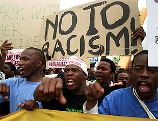 Jóvenes surafricanos se manifiestan fuera del edificio que alberga la Conferencia Mundial Contra el Racismo.