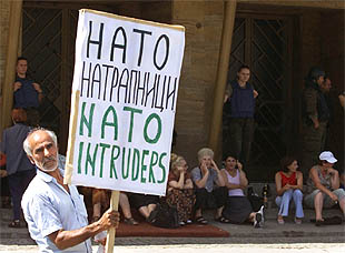 Un manifestante muestra una pancarta contra la OTAN frente al Parlamento macedonio.