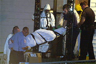 Un equipo de emergencia traslada el cadáver de una de las víctimas de la matanza en Iowa.