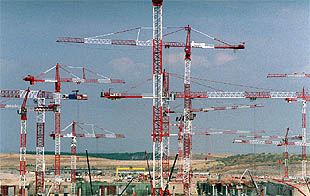 Paisaje de grúas para la ampliación de Barajas