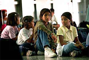 Un grupo de niños saharauis esperaban ayer en el aeropuerto de El Prat el avión de regreso a su casa.