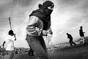 Fotografía de Jan Grarup para la agencia Rapho, perteneciente a la serie niños de Ranallah.