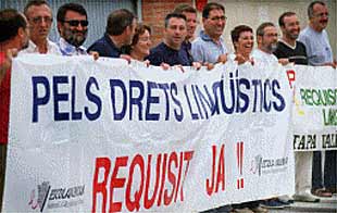 Manifestantes de la concentración de ayer de Escola Valenciana en la Consejería de Educación.